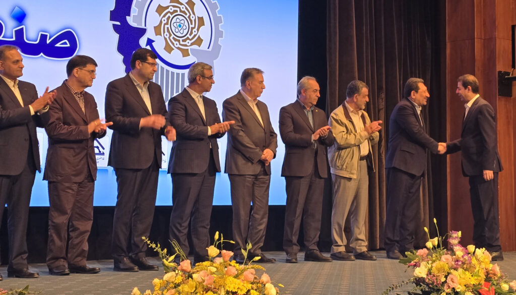 تندیس زرین روز ملی صنعت و معدن به «سام سرویس» رسید